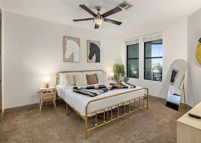 Escape To The Golden Equestrian 2br Townlake * Tempe