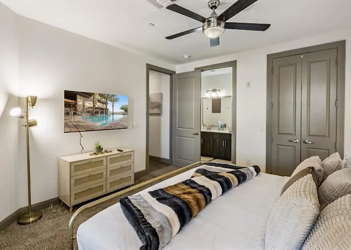 Escape To The Golden Equestrian 2br Townlake * Tempe