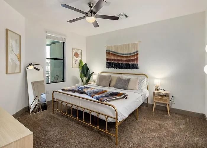 Escape To The Golden Equestrian 2br Townlake Apartment *