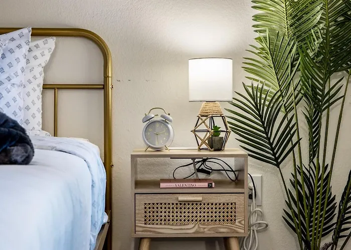 Apartment Escape To The Golden Equestrian 2br Townlake