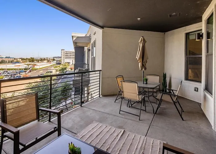 Escape To The Golden Equestrian 2br Townlake Apartment