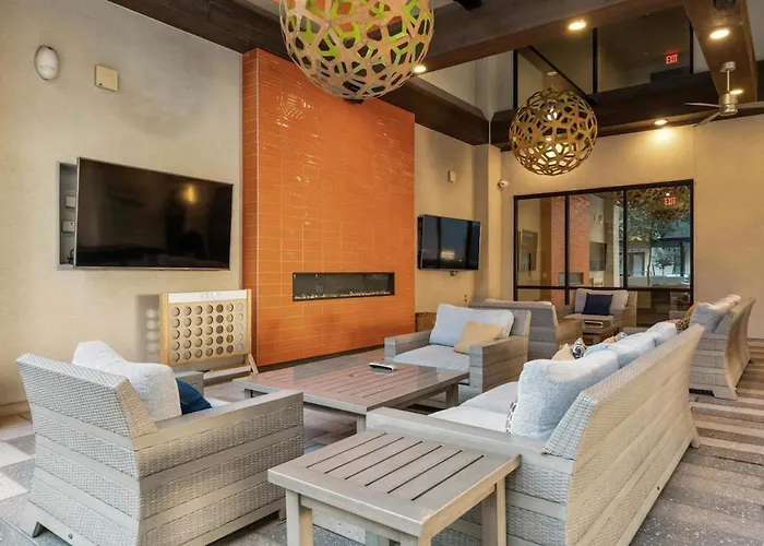 Escape To The Golden Equestrian 2br Townlake Tempe