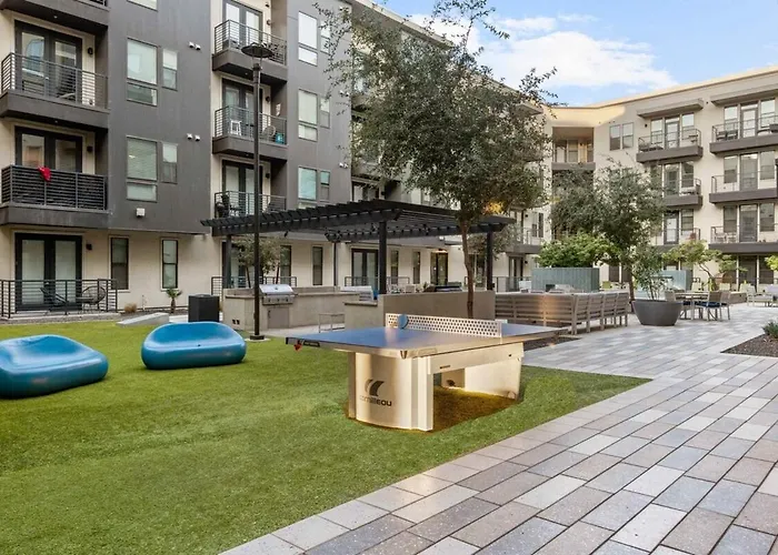 Escape To The Golden Equestrian 2br Townlake Apartment